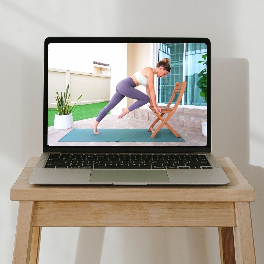 Candice Fitcoach Studio. Visuel Séance de sport sur ordinateur avec mouvements de pilates à la maison