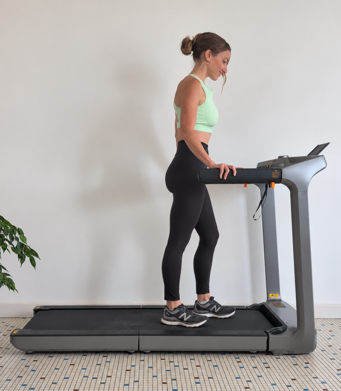 Candice marche sur le tapis de course WalkingPad X218 à la maison